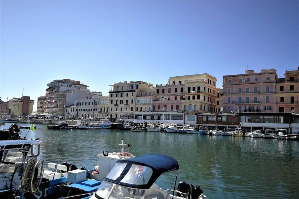 Christy Suite Elegante appartamento nel centro storico di Anzio Esterno foto