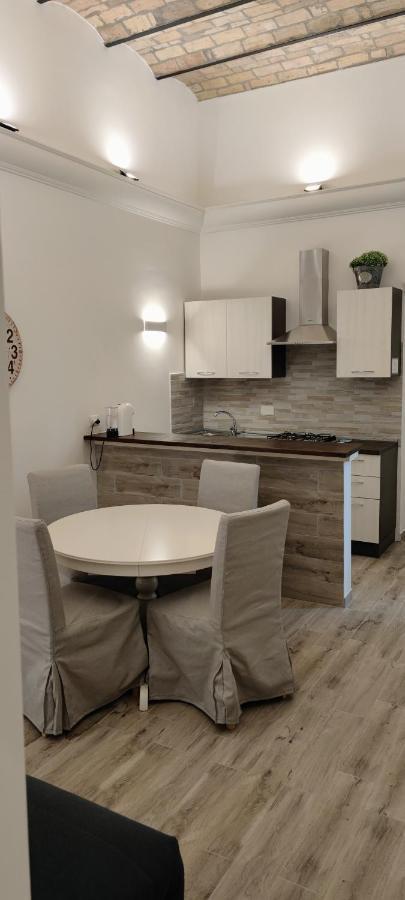 Christy Suite Elegante appartamento nel centro storico di Anzio Esterno foto